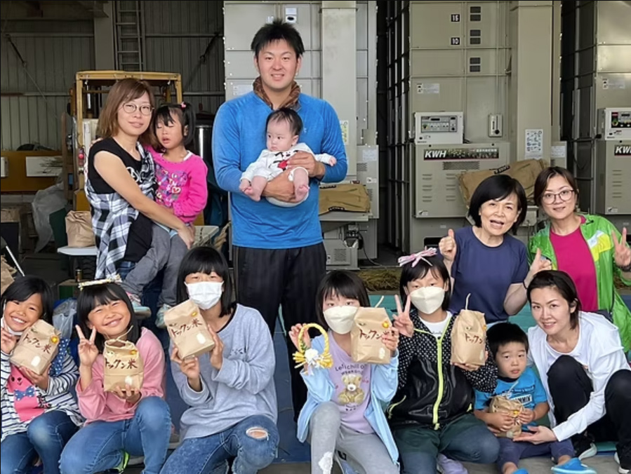 備蓄おにぎりの製造に携わるつくり手